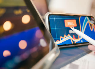 Profesional de mercados múltiples evaluando alternativas de Bitcoin, Ethereum y divisas
