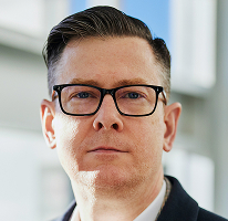 Ejecutivo Alexander Hughes, CEO de una empresa dedicada a operaciones con criptomonedas, en retrato