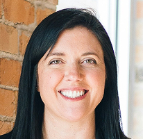 Retrato del equipo de servicio, Sophie Hartwell en su rol como jefa de atención al cliente